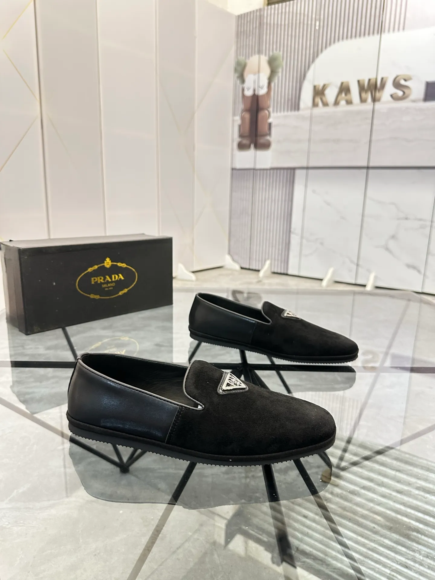 Selling men's shoes 💰: 💰P460¥ Product trademark: Prada* "Prada*" slip-on shoes, lazy shoes, regular size: 38-44. (Can be customized to 45.) Product materials: imported first-layer cowhide upper, water-dyed cowhide lining, original outsole. No.: D301